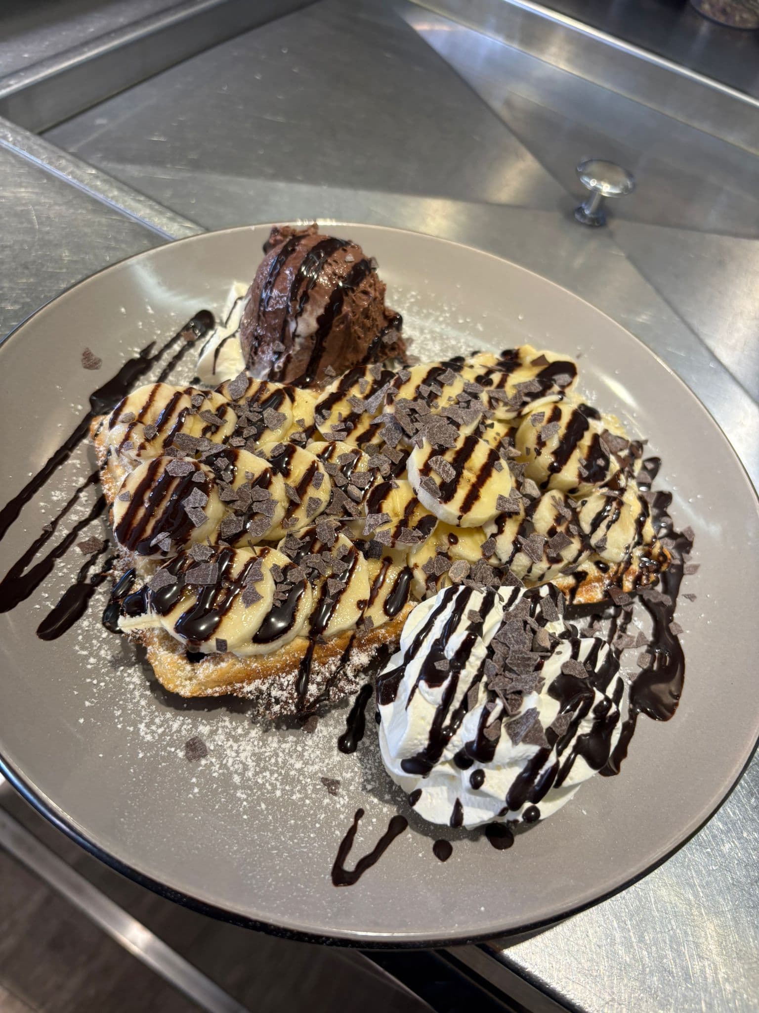 Eiswaffel mit Banane, Schokoladeneis und Schokoladensauce
