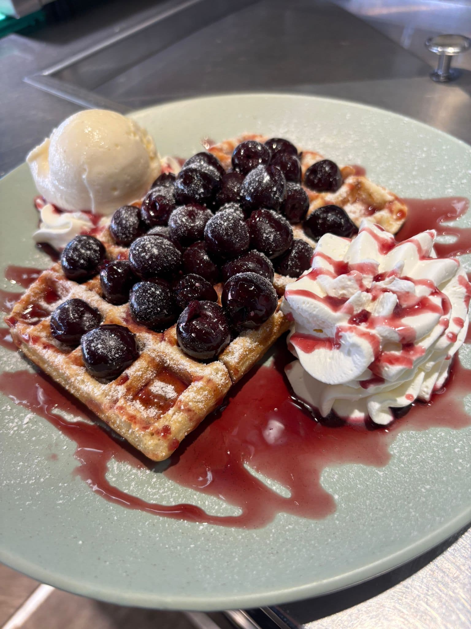 Waffel mit Blaubeeren und Vanilleeis