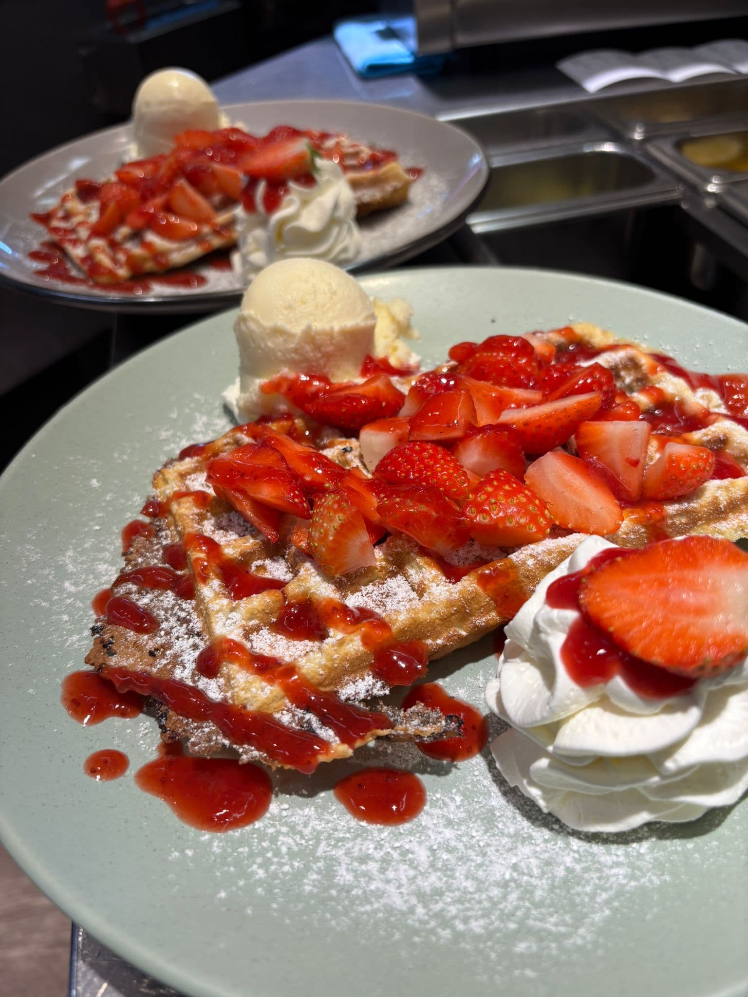 Frische Waffel mit Erdbeereis und Sahne