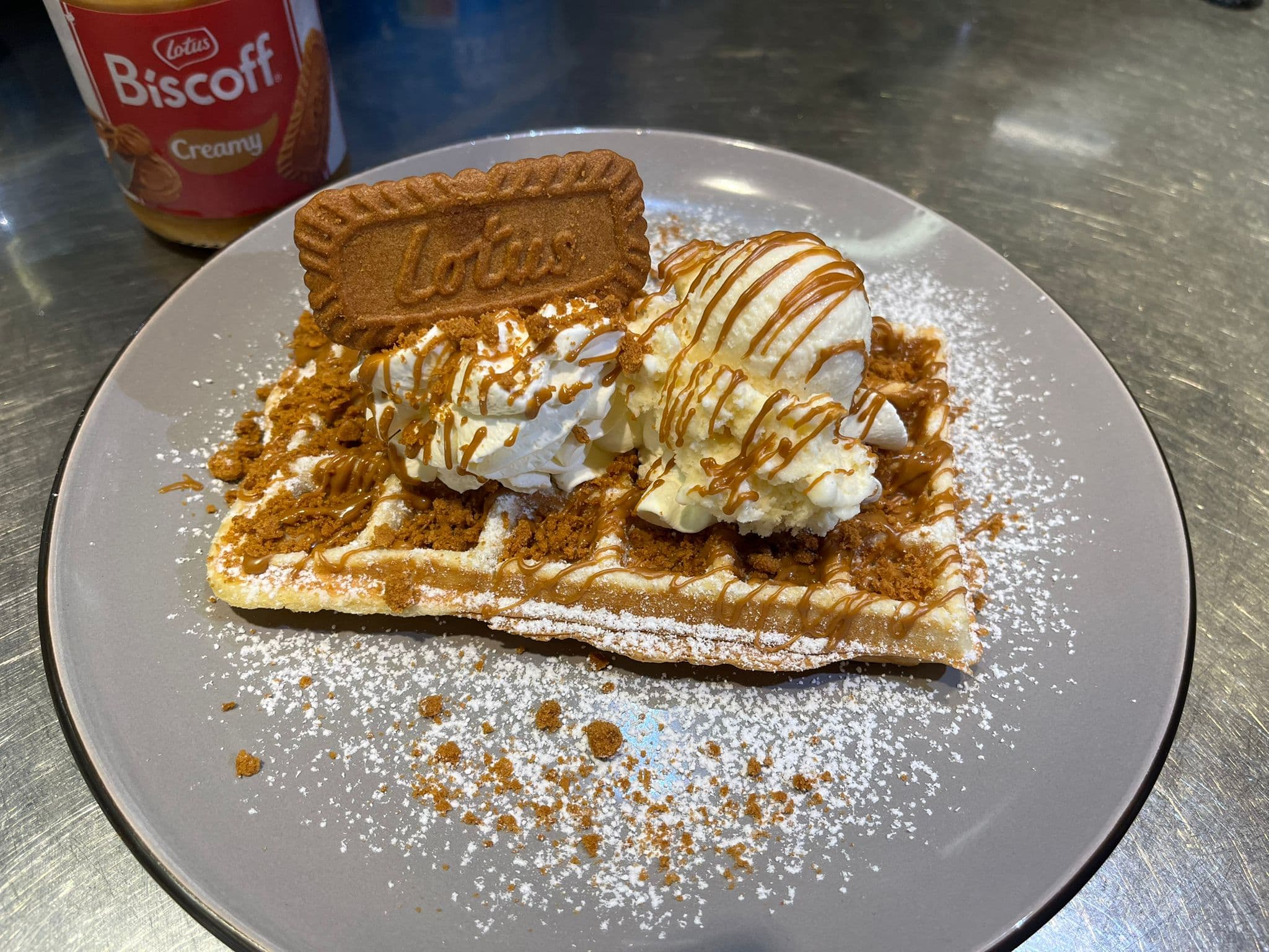 Eiswaffel mit Lotus-Biscoff-Karamellkeks
