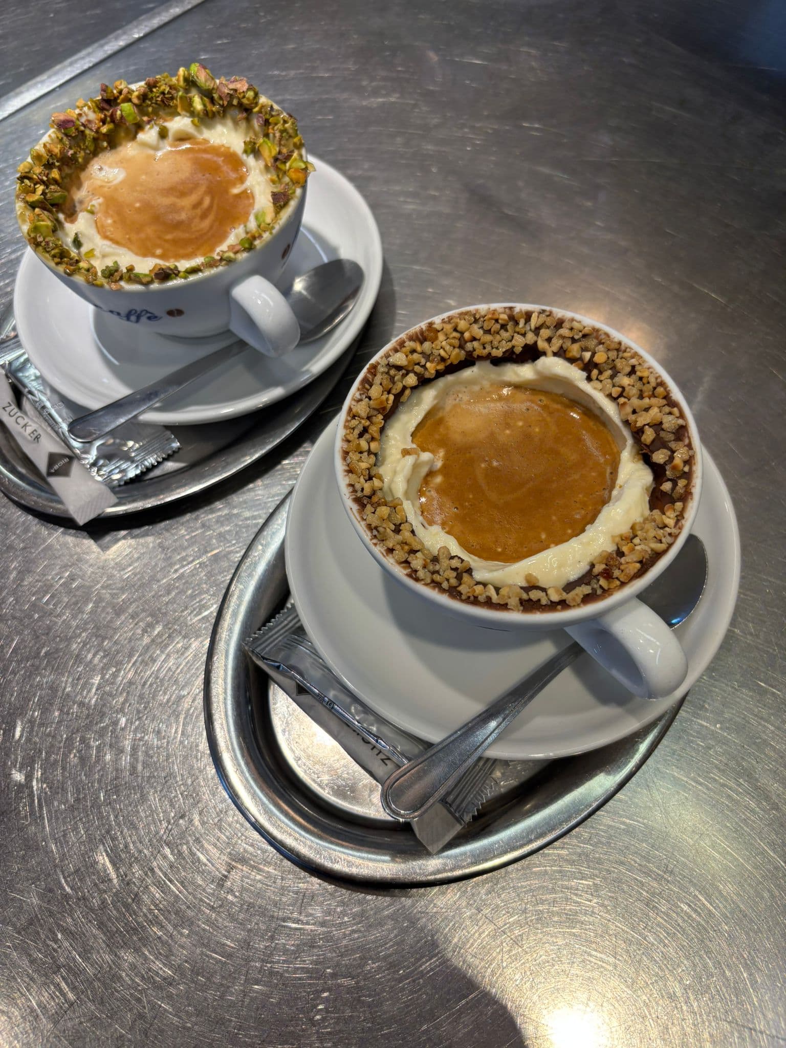 Cremiger Eiskaffee mit Pistazie in einer Tasse