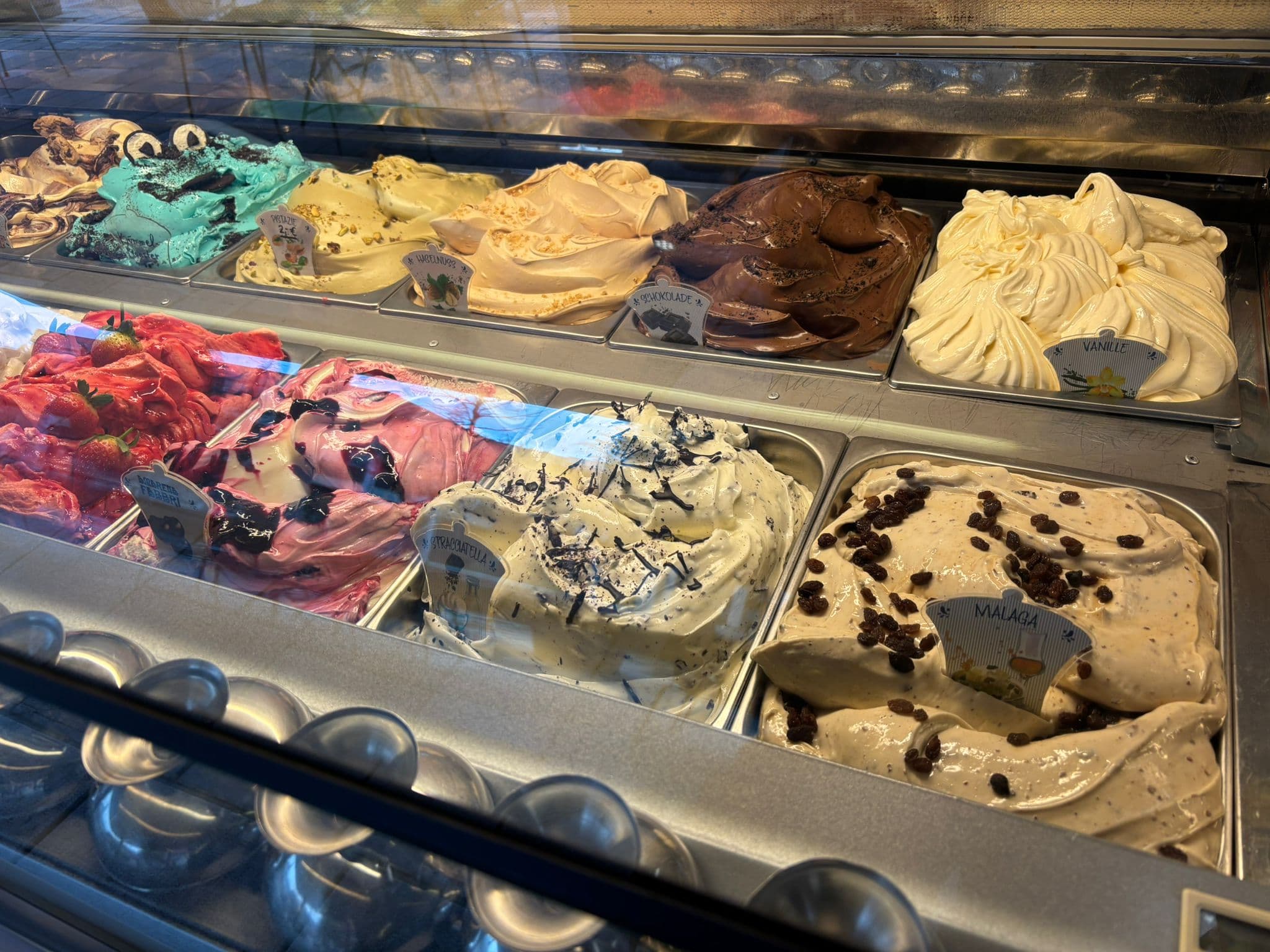 Eistheke mit vielen Eissorten in der Eis Diele Am Markt