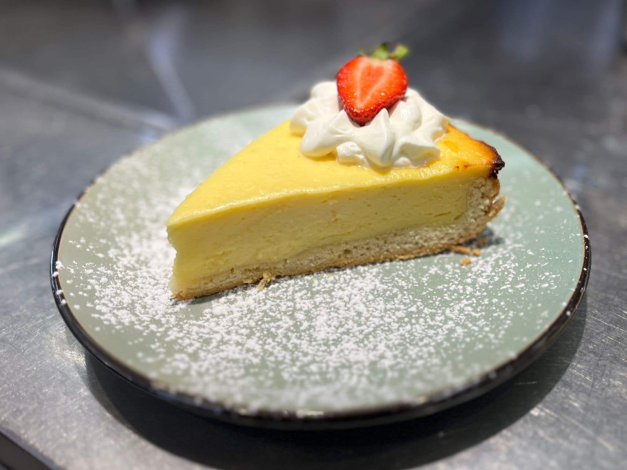 Stück frischer Käsekuchen auf einem Teller