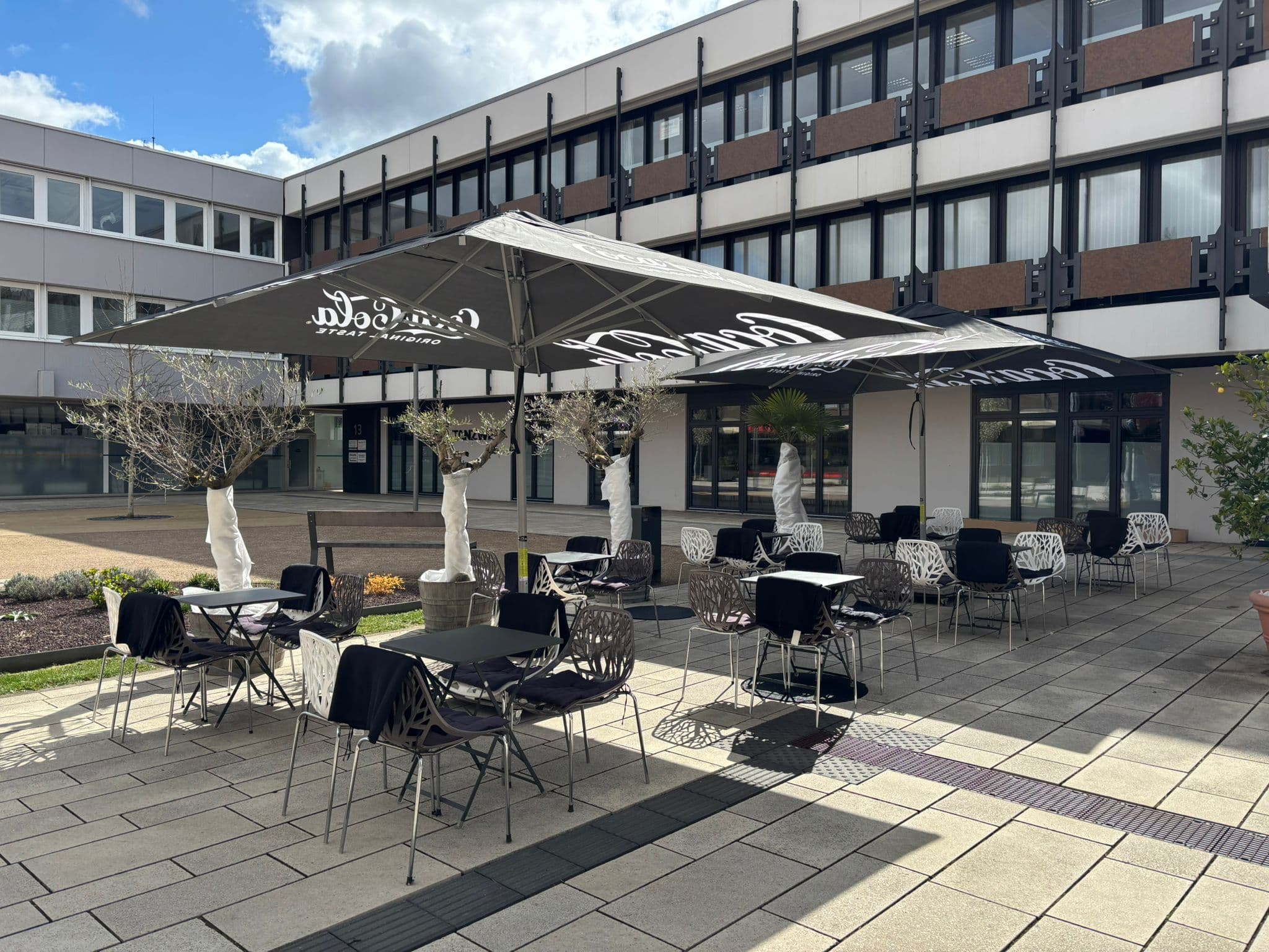 Sonnige Sitzplätze auf der Terrasse der Eis Diele Am Markt in Lebach